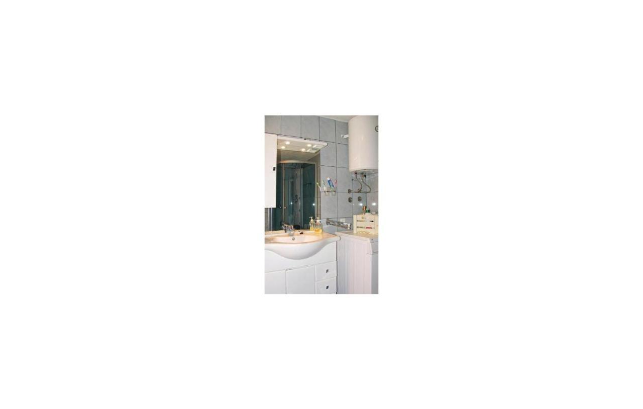 2 Bedroom Cozy Home In Bosiljevo Екстериор снимка