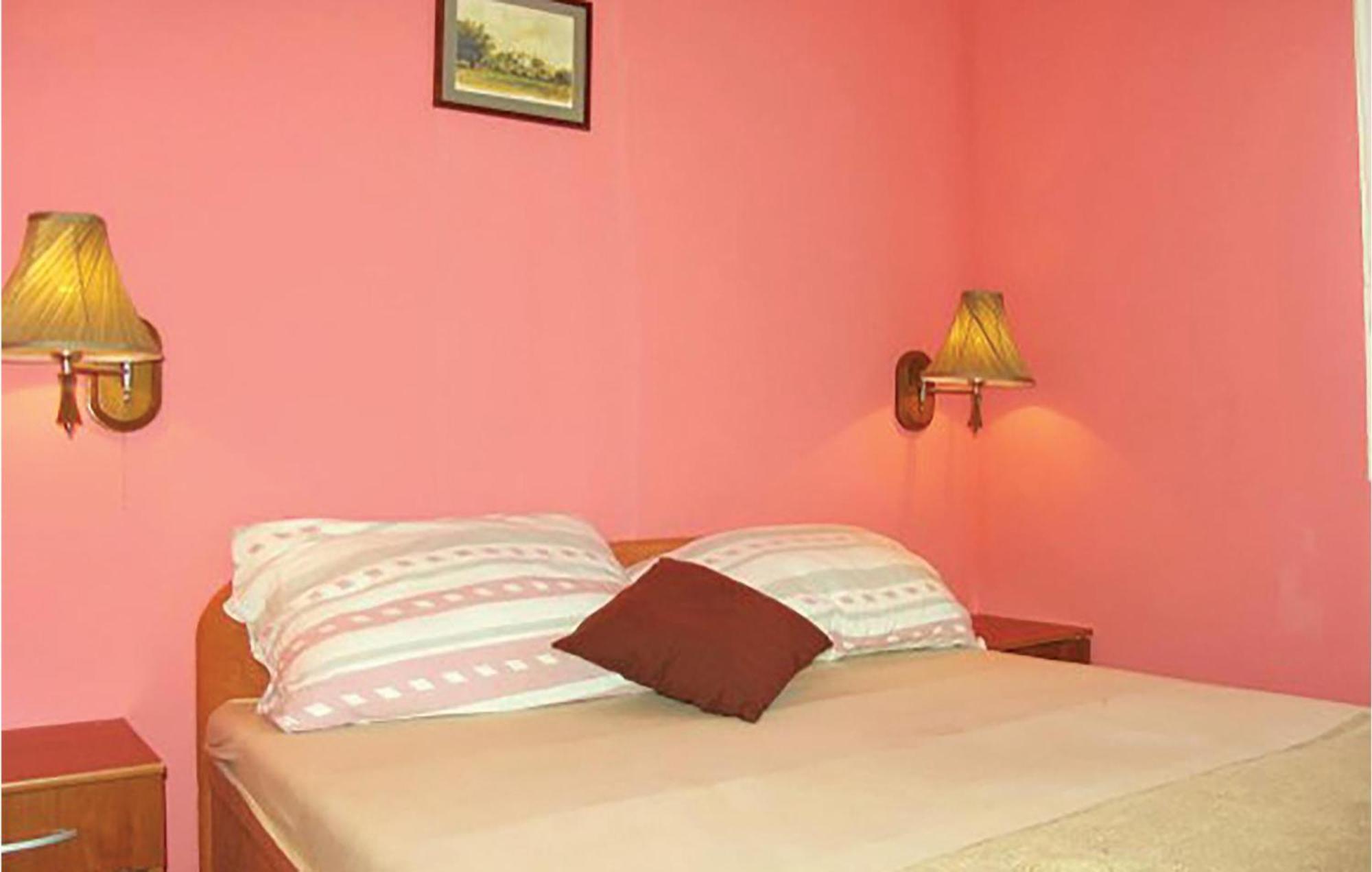 2 Bedroom Cozy Home In Bosiljevo Екстериор снимка