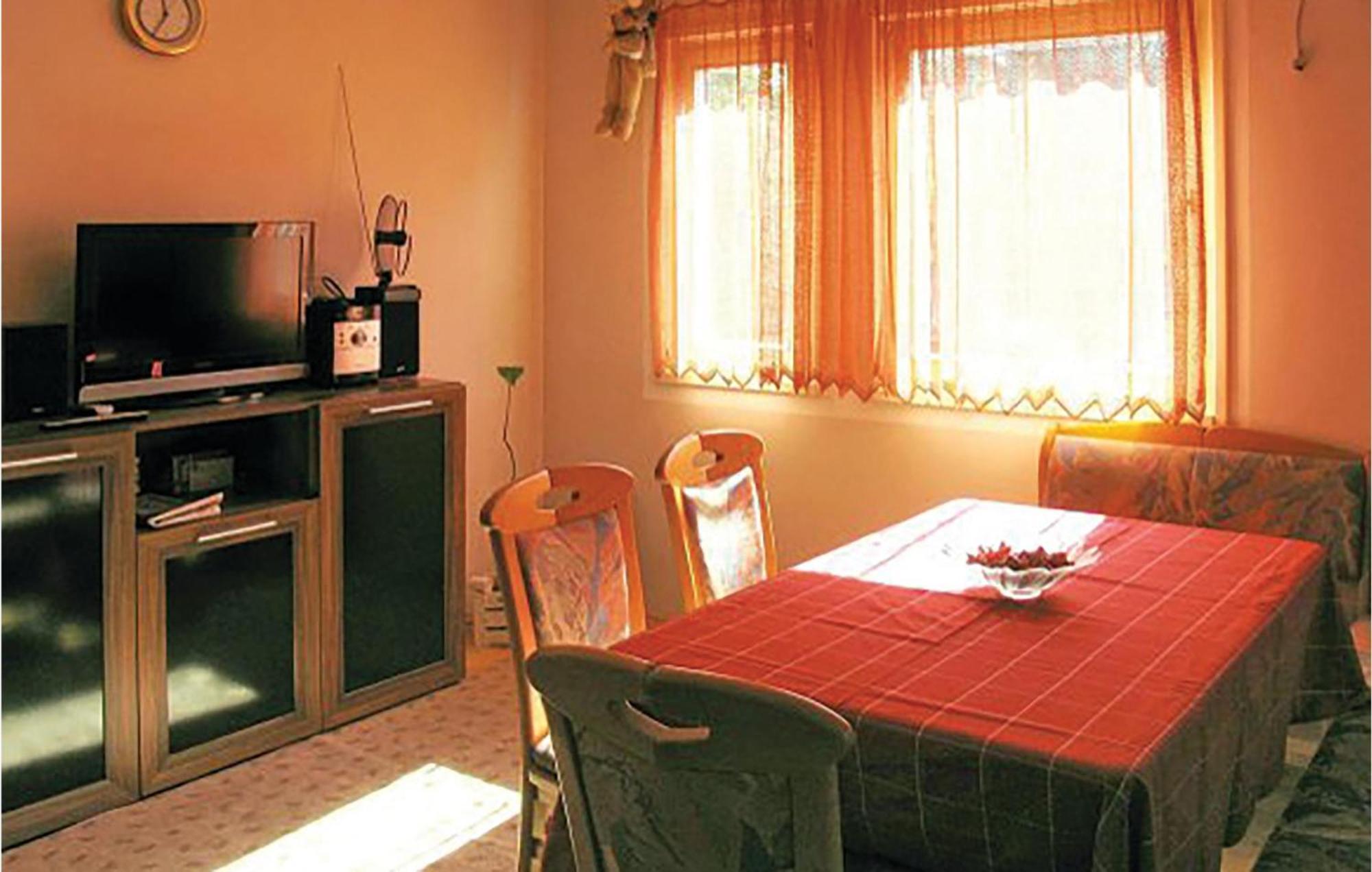 2 Bedroom Cozy Home In Bosiljevo Екстериор снимка