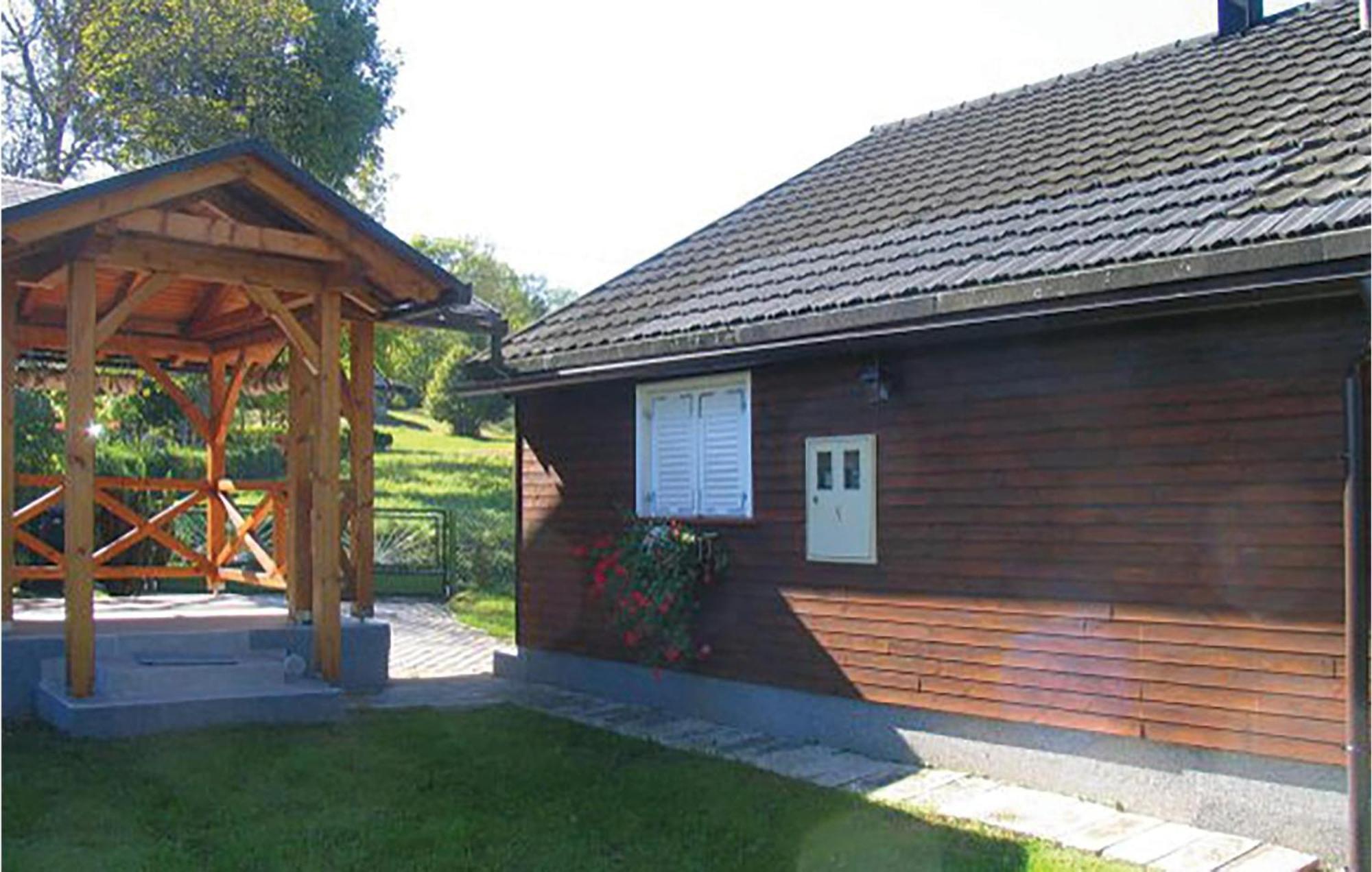 2 Bedroom Cozy Home In Bosiljevo Екстериор снимка